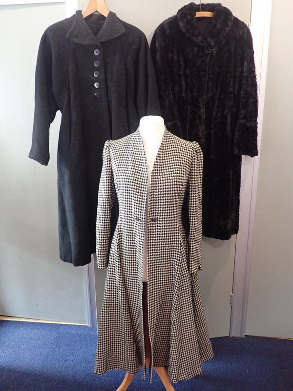 A VINTAGE NEW LOOK REVIVAL HOUNDSTOOTH CHECK COAT