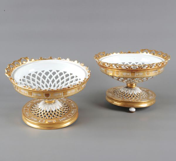 A PAIR OF DARTE FRÈRES PARIS PORCELAIN PEDESTAL COMPORTS