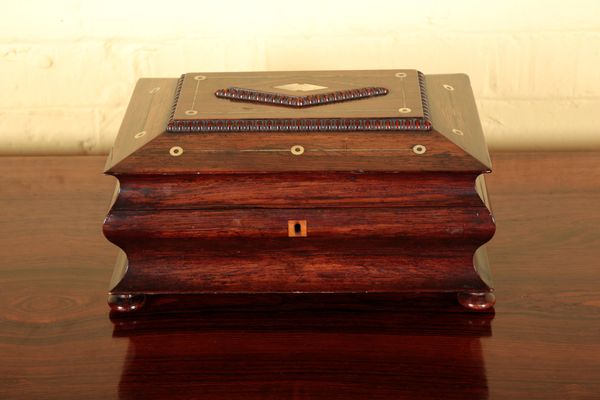 A VICTORIAN ROSEWOOD WORK OR JEWELLERY BOX