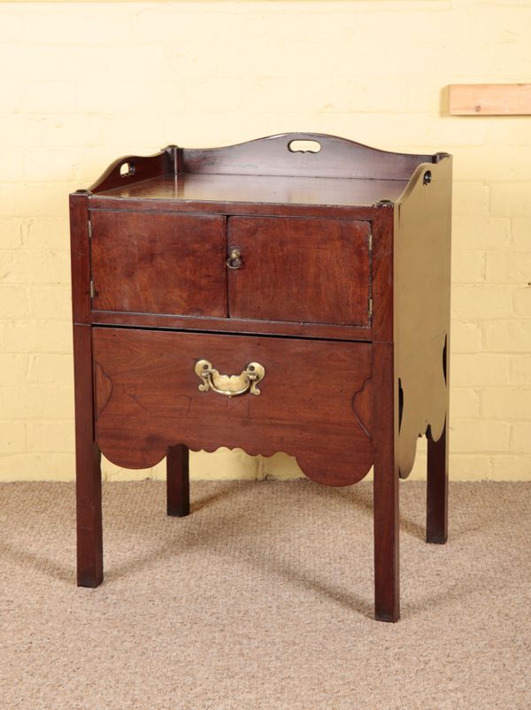 A GEORGE III MAHOGANY TRAY TOP COMMODE