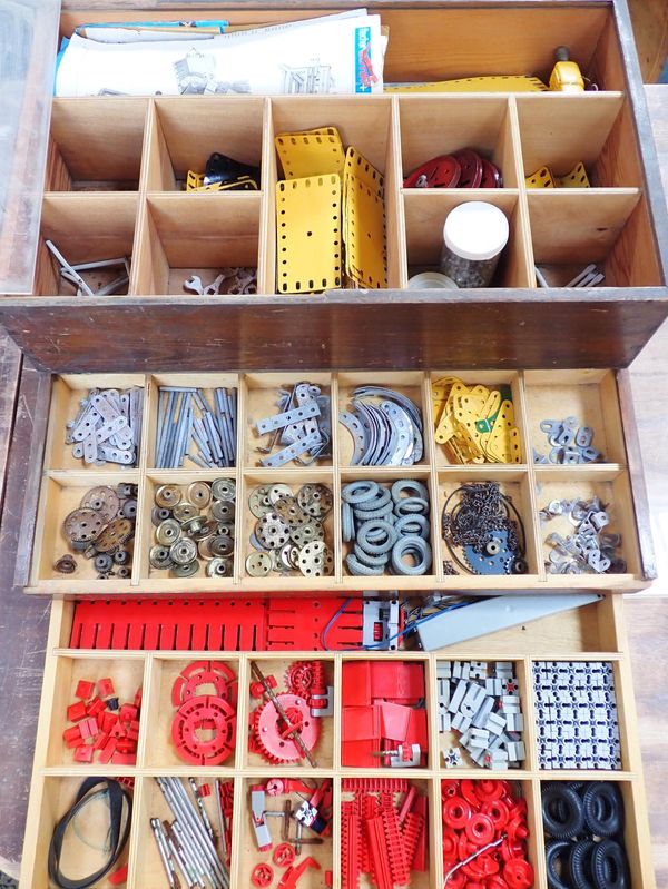 A QUANTITY OF MECCANO AND FISCHER TECHNIK 100