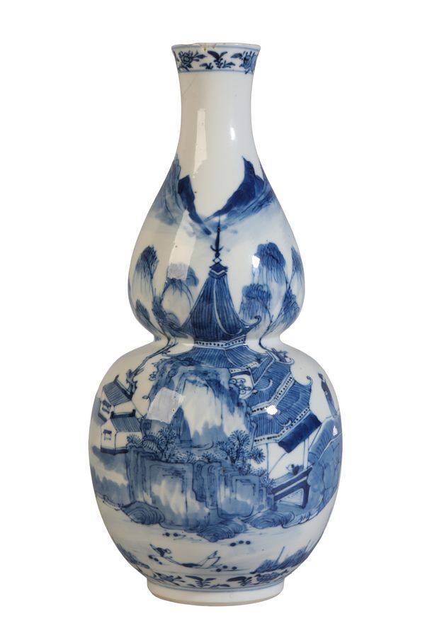 A CHINESE PORCELAIN BLUE AND WHITE DOUBLE GOURD VASE