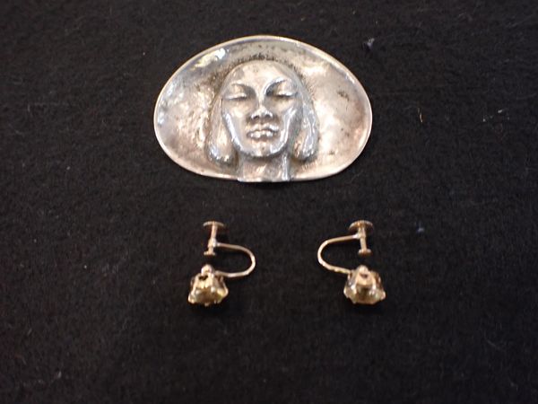 A PAIR OF HALLMARKED 9ct GOLD AND PASTE EARRINGS