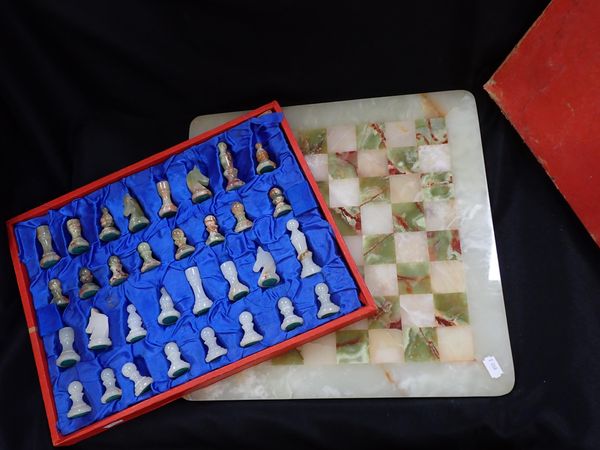 A WHITE AND GREEN ONYX CHESS SET