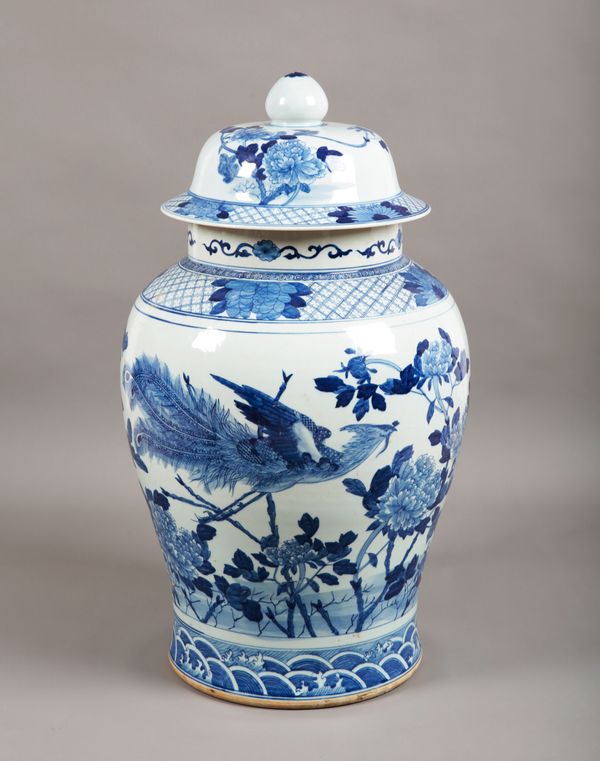 A LARGE CHINESE PORCELAIN BLUE AND WHITE VASE AND COVER