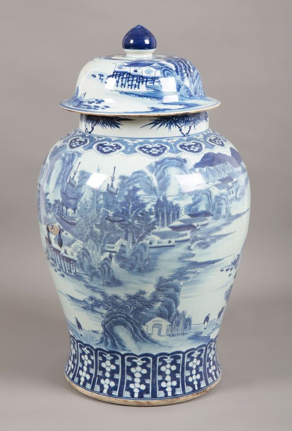 A LARGE CHINESE PORCELAIN BLUE AND WHITE VASE AND COVER
