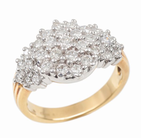 AN 18CT GOLD AND DIAMOND SET CLUSTER RING