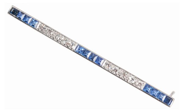 AN EDWARDIAN SAPPHIRE AND DIAMOND LINE BROOCH