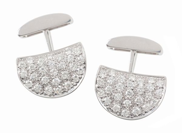 A PAIR OF PAVE SET DIAMOND CUFFLINKS