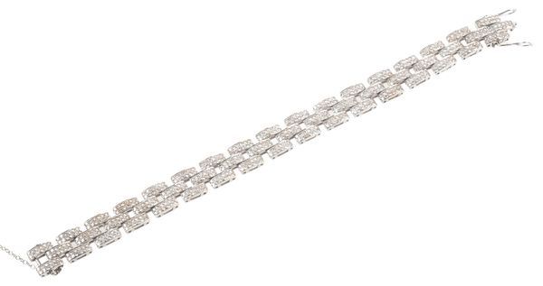 AN 18CT WHITE GOLD DIAMOND BRICK LINK BRACELET