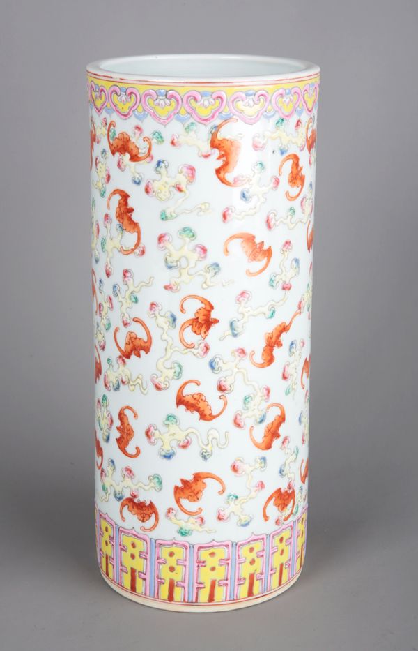 A CHINESE PORCELAIN FAMILLE ROSE SLEEVE VASE