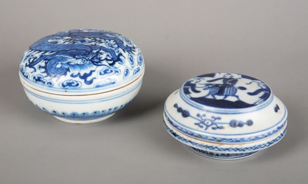 A CHINESE PORCELAIN BLUE AND WHITE BOX AND COVER