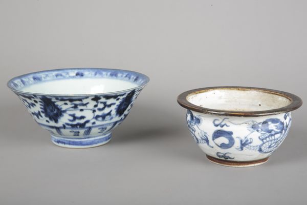 A CHINESE PORCELAIN BLUE AND WHITE BOWL