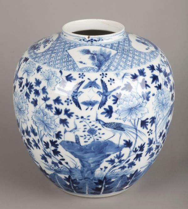 A CHINESE PORCELAIN BLUE AND WHITE VASE