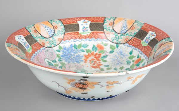 A LARGE JAPANESE PORCELAIN BOWL