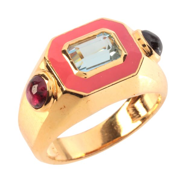 AN AQUAMARINE, GARNET AND ENAMEL RING