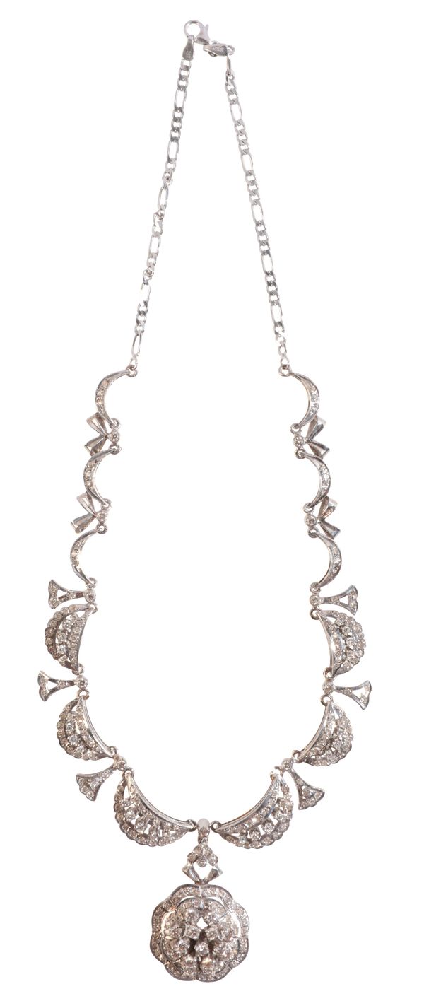 A DIAMOND PENDANT NECKLACE