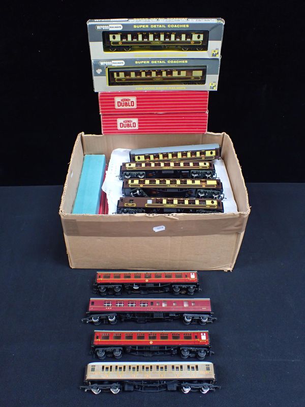 AS COLLECTION OF 00 GAUGE CARRIAGES