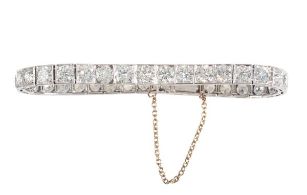 A GRADUATED DIAMOND LINE BRACELET