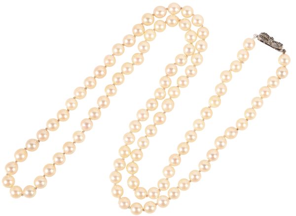 A CULTURED PEARL NECKLACE