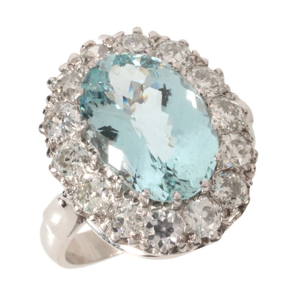 AN AQUAMARINE AND DIAMOND CLUSTER RING