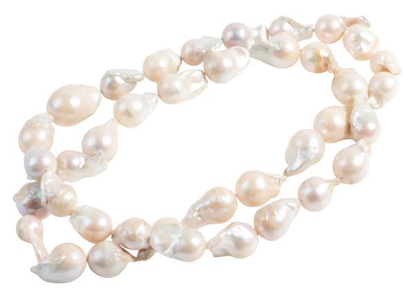 A LARGE FRESHWATER BAROQUE PEARL NECKLACE