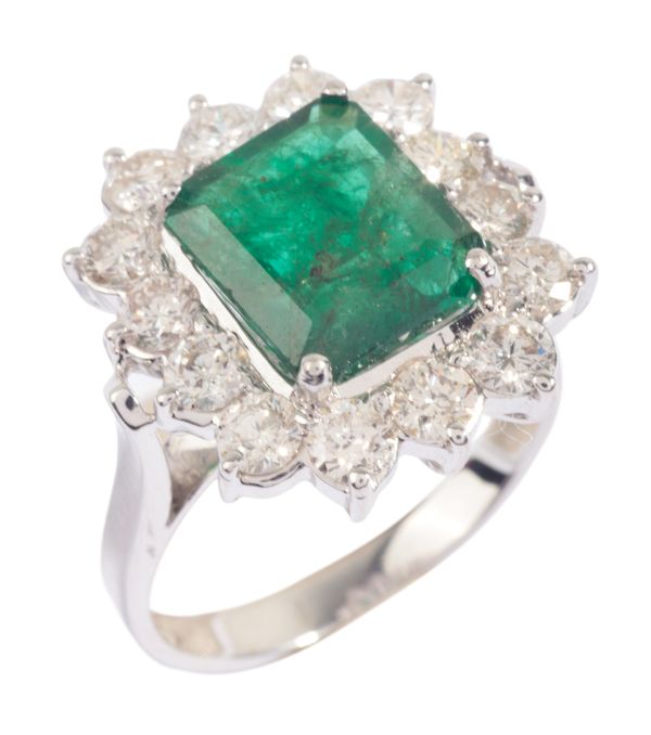 AN EMERALD AND DIAMOND CLUSTER RING