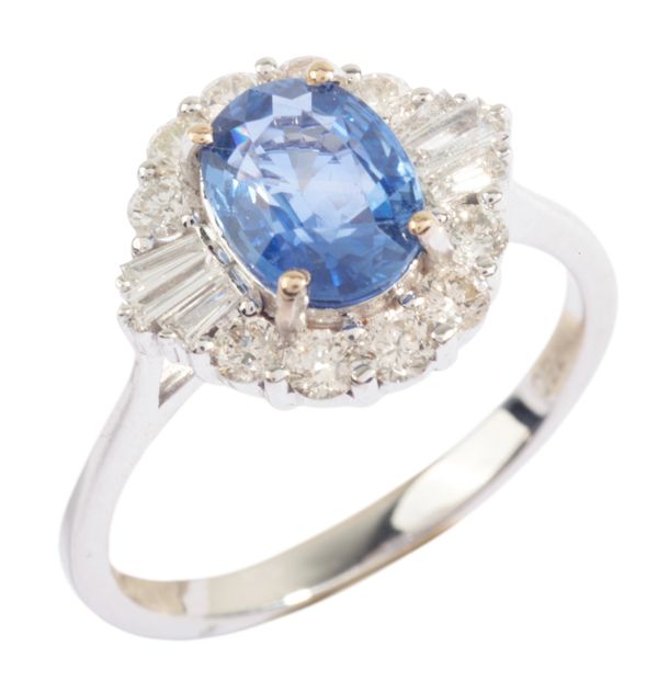A SAPPHIRE AND DIAMOND CLUSTER RING
