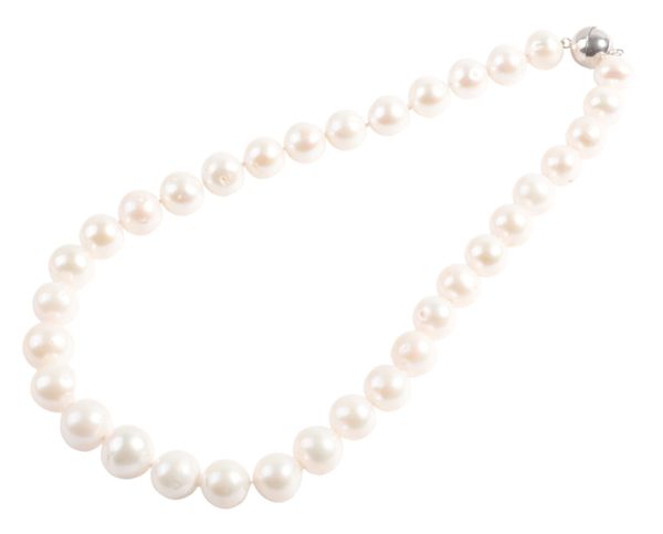 A FRESHWATER PEARL NECKLACE