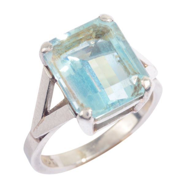 AN AQUAMARINE RING