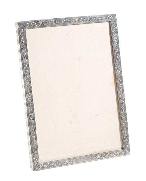 AN EARLY 20TH CENTURY TIFFANY & CO SILVER PHOTOGRAPH FRAME