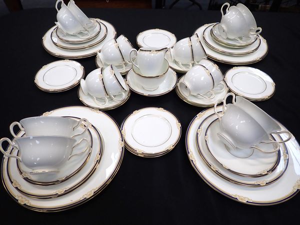 A WEDGWOOD 'CAVENDISH' PART DINNER SERVICE