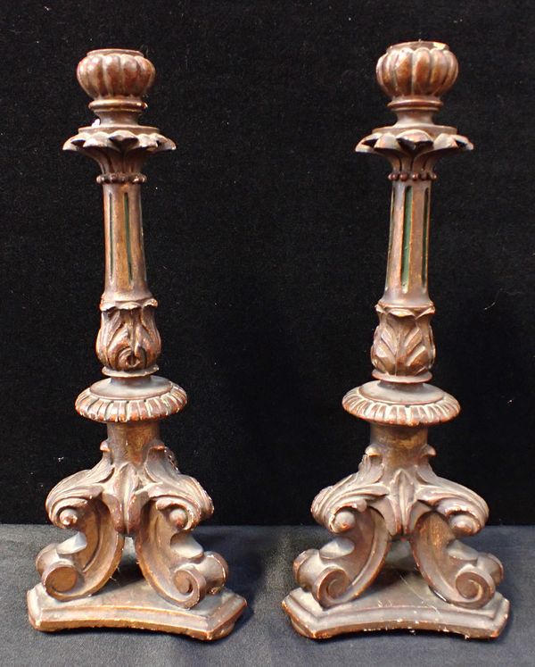 A PAIR OF GILTWOOD CANDLESTICKS