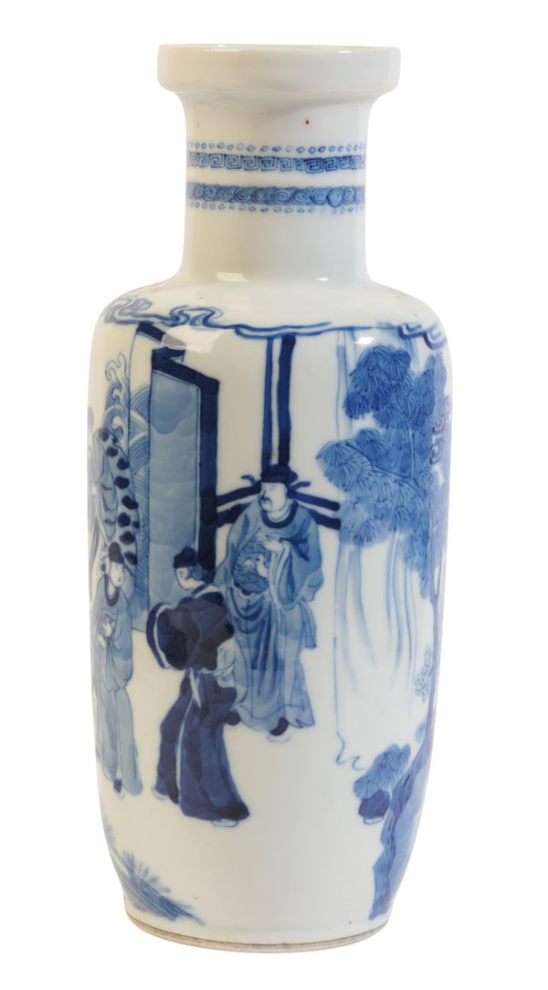 A CHINESE PORCELAIN BLUE AND WHITE ROULEAU VASE