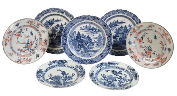 A SET OF THREE CHINESE EXPORT PORCELAIN BLUE AND WHITE PLATES