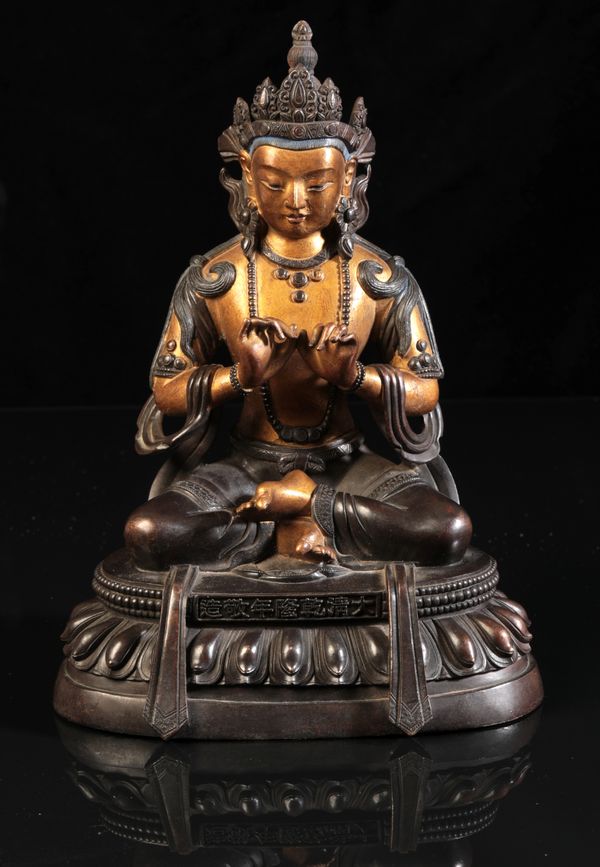 A SINO-TIBETAN PARCEL GILT BRONZE FIGURE OF SEATED BUDDHA