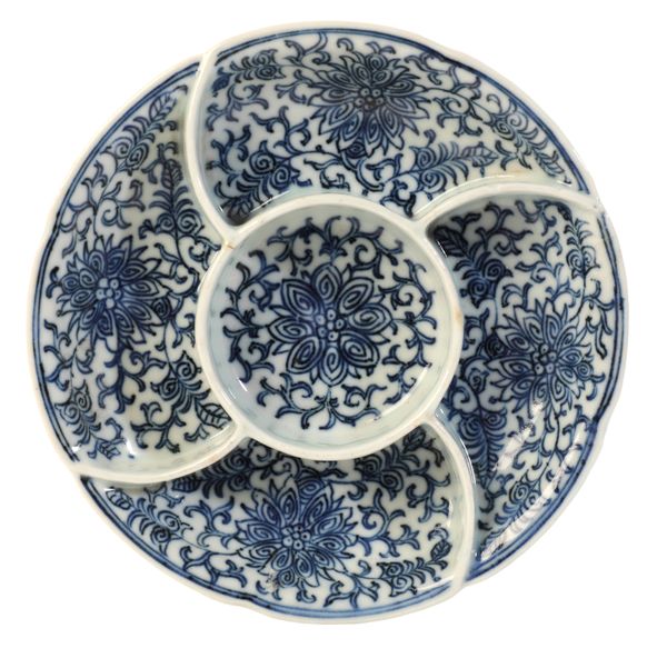 A CHINESE PORCELAIN BLUE AND WHITE DISH