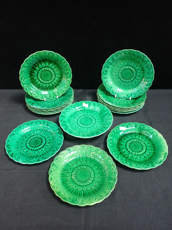 FIFTEEN WEDGWOOD GREEN-GLAZED DESSERT PLATES, SUNFLOWER PATTERN