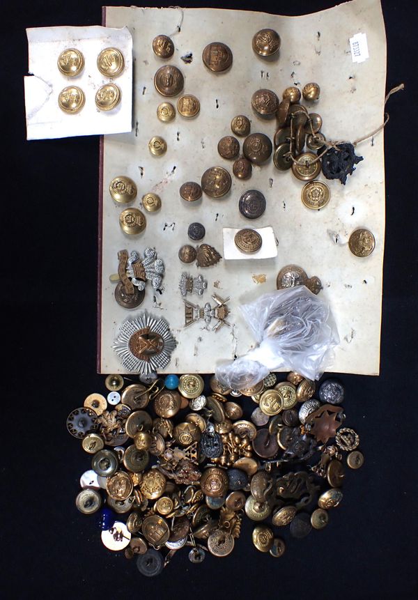 A LARGE COLLECTION OF MILITARY BADGES AND BUTTONS