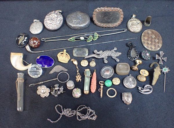 A COLLECTION OF BROOCHES