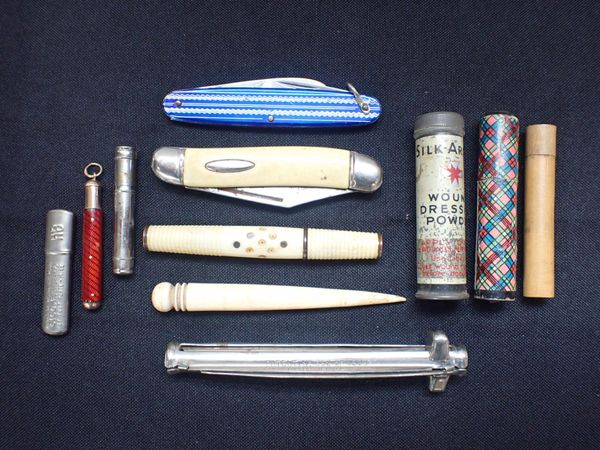 A COLLECTION OF SEWING AND WRITING ACCESSORIES