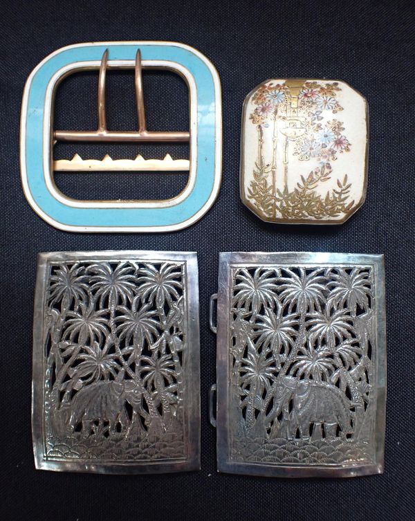 A WHITE METAL BUCKLE SET