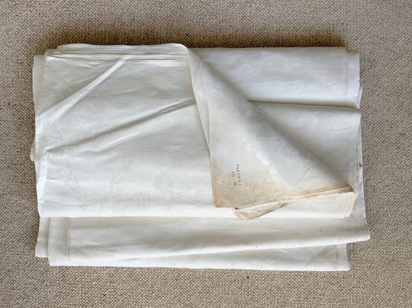 A RARE LINEN DAMASK TABLE CLOTH IN THE MANNER OF COULSONS OF IRELAND