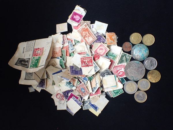 A BAG OF MIXED LOOSE VINTAGE INTERNATIONAL STAMPS