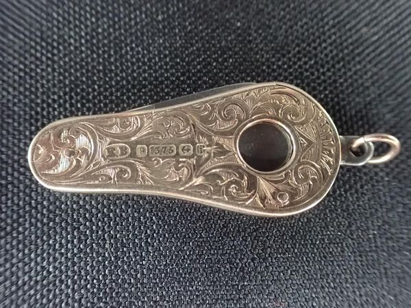 A 9ct GOLD CIGAR CUTTER BY E. BAKER & SONS