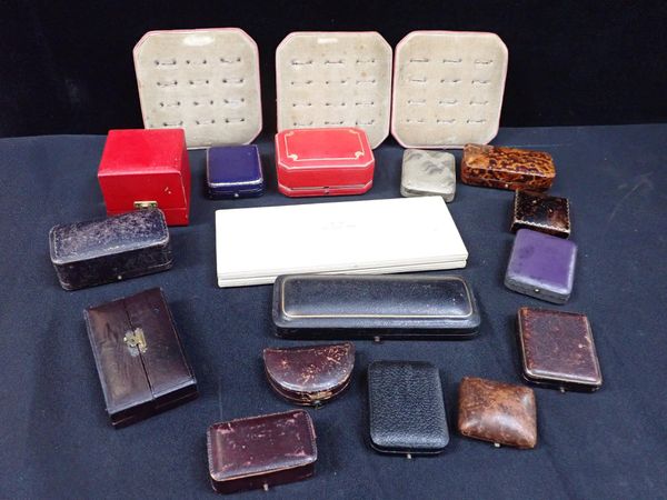 A COLLECTION OF EMPTY JEWELLERY BOXES