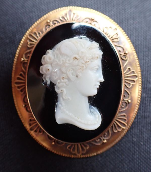 A CARVED HARD STONE CAMEO BROOCH WITH YELLOW METAL MOUNT