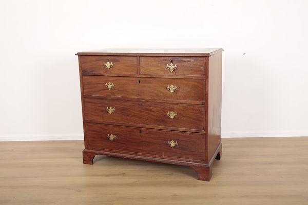 A GEORGE III MAHOGANY CHEST OF DRAWERS