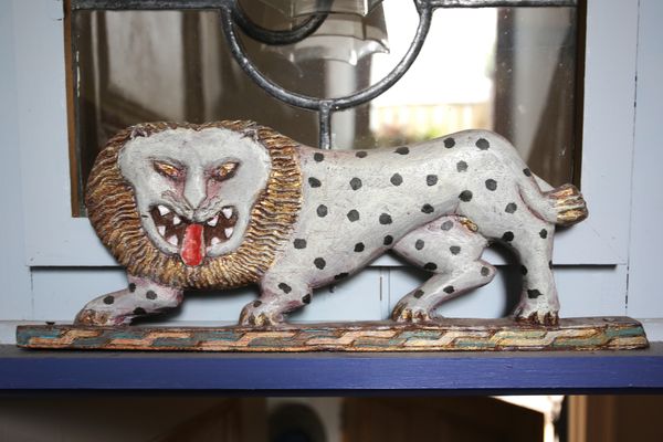 A CARVED AND PAINTED WOOD HERALDIC LION 'FLATBACK' FIGURE