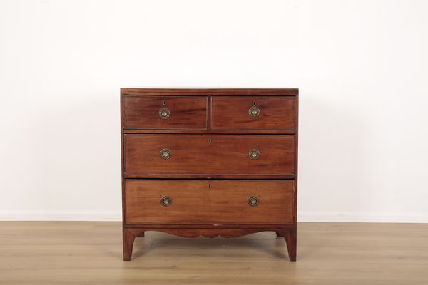 A GEORGE III MAHOGANY CHEST OF DRAWERS